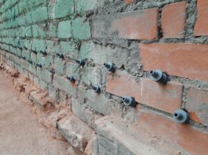 Спасти кирпичную стену от трещины